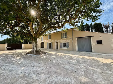 mas rénové, 4 pièces de 160.90 m2 avec jardin, à chateaurenard