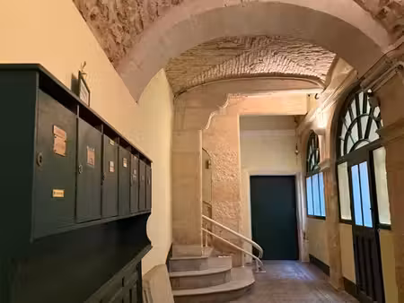 nimes centre proche arènes , appartement type 3 ancien