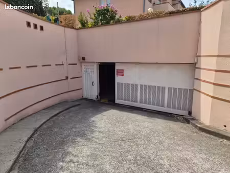 place de parking intérieur