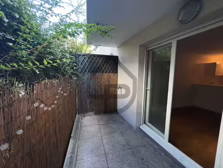 beau studio de 25 m² en rez de jardin avec terrasse et cave
