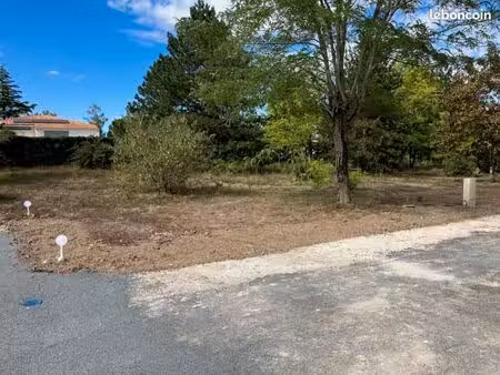 terrain 1 200 m² saintes