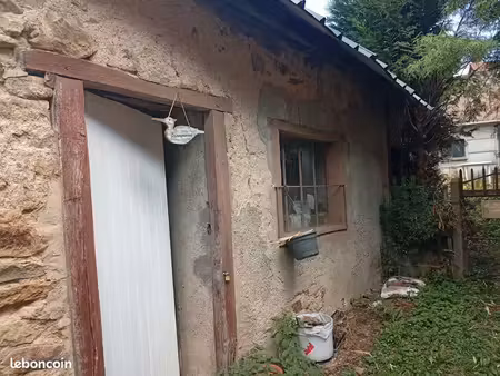 terrain et petite construction en pierre