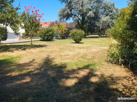 terrain plat 490m2 entre ville et lac