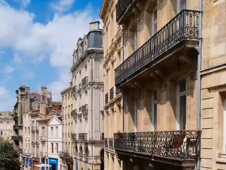 bordeaux saint paul: grand t2 rénové avec balcon