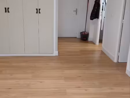 location idéal pour 1 personne cuisine avec plaque et hotte machine à laver balcon véranda