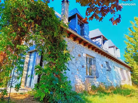 maison de caractère en pierres et ardoises de 174m2, située dans un environnement paisible