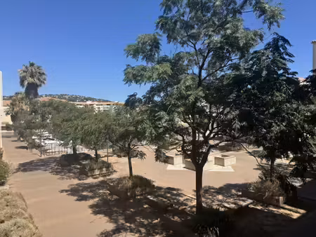 exclusivité - t2 cabine à deux pas des plages avec terrasse sur la marina