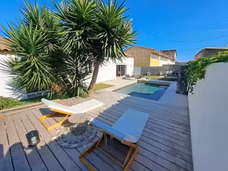 villa rénovée de plain-pied avec piscine et dépendance à sète