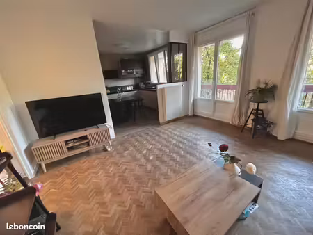 t4 de 79,5 m² avec 2 grands balcons – cuisine rénovée – parking couvert – résidence calme