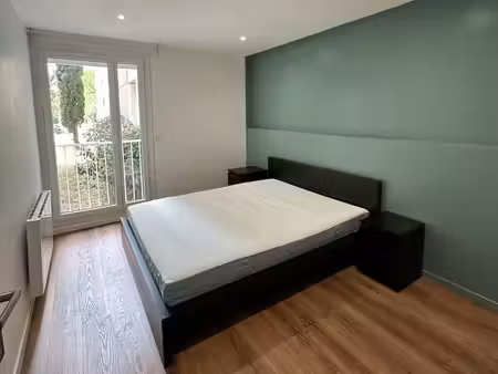 t2 meublé 48m² – entièrement rénové avec goût