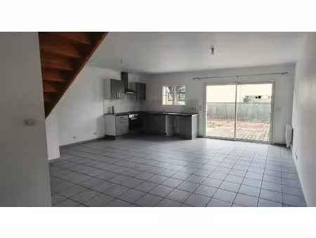 maison à étage rénovée de 83m2 avec 3 chambres, terrasse jar