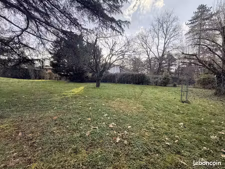 terrain à bâtir de 930 m² à charbonnieres-les-bains (69)
