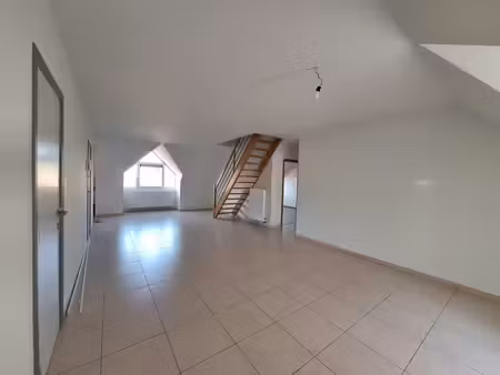 magnifique duplex 3 ch. à louer, epc b, court-saint-étienne