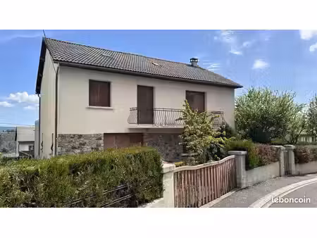maison avec jardin arboré et garage