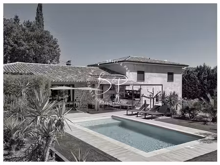 draguignan maison contemporaine de 154 m² avec piscine, terrain plat, proche du centre