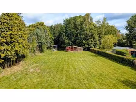 à vendre : terrain large de 16 ares dans une rue calme