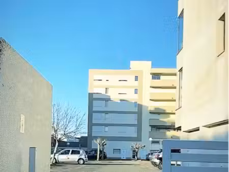 parking privé, sécurisé (résidence avec gardien)