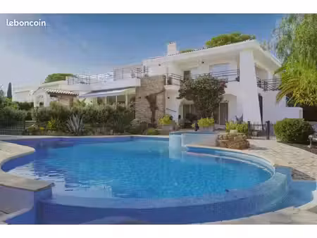 appartement de luxe avec piscine et jardin privatif