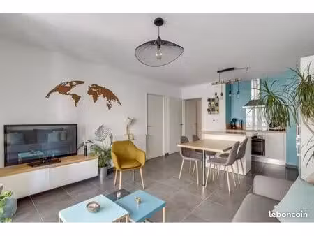 le contemporain phocéen, terrasse + parking