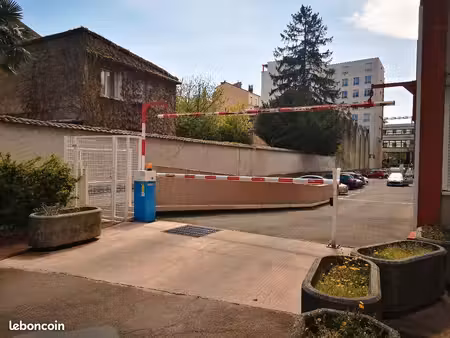 parking extérieur dans résidence sécurisée