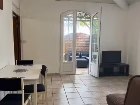f2 meublé et équipé au lamentin, quartier calme