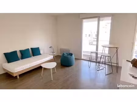 la rochelle: studio/vieux port/gare