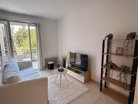 studio meublé balcon et parking à 3 min frontière genève