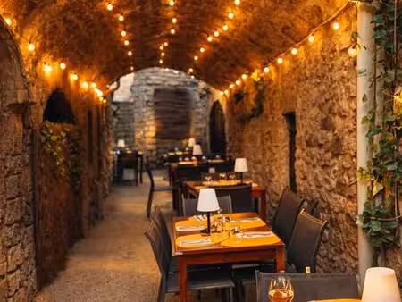 restaurant de charme avec terrasse sous voûte dans le vieux ruoms (sud ardèche)