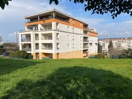 t2 44m² avec balcon et parking privatif à marseille