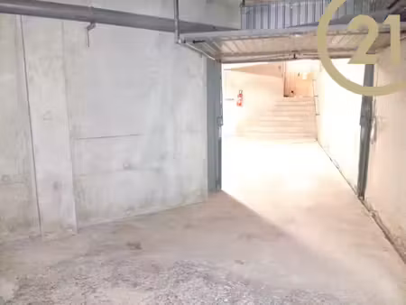 fréjus plage, garage au rez-de-chaussée d'une résidence sécu