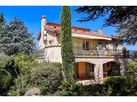 villa 5 chambres sur terrain 2000m2 avec piscine à 2 pas du