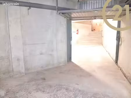 parking/box 17 m² fréjus