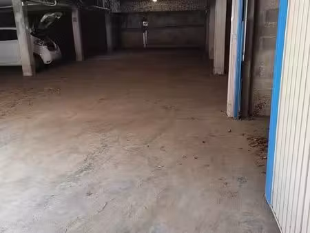 grand garage fermé et sécurisé