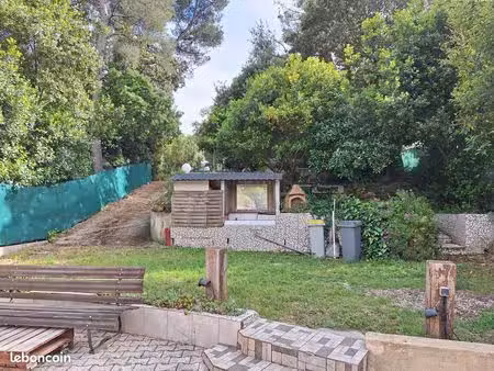 grand terrain constructible à janas
