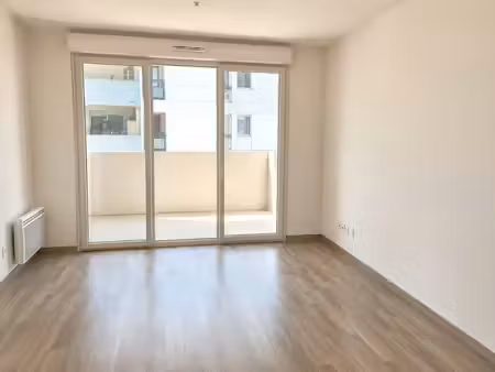 t2 avec balcon et parking à marseille