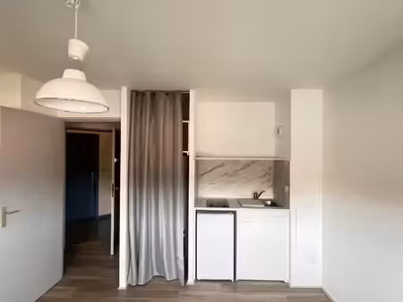 studio entierement renove (proche métro + parking)