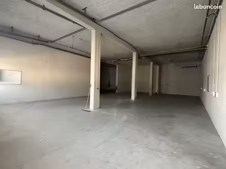 entrepôt avec bureau