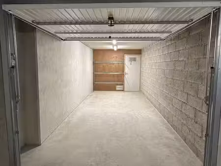 box/garage + cave (alimenté en électricité)