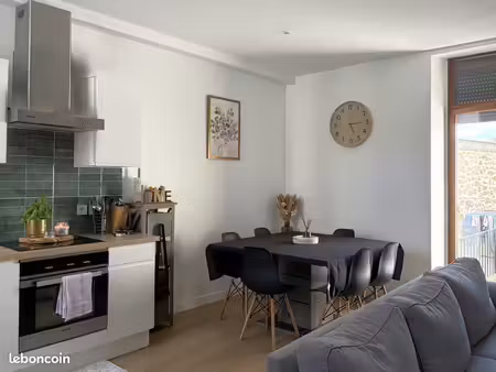 maison rénovée en centre-ville avec une cour