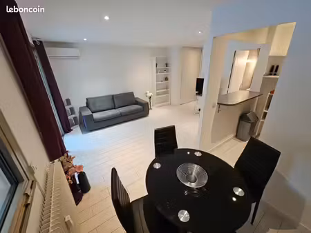 location a l'annee sans frais d'agence : beau studio meuble avec balcon à 5mn du suquet et