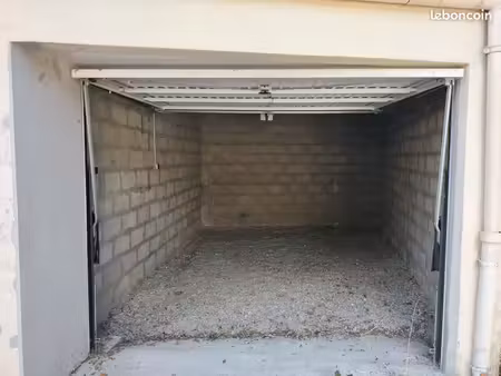 garage environ 20 m2 dans résidence sécurisée
