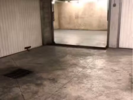 grand garage fermé 42 m2 13010