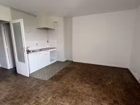 t2 non meublé avec parking et cave