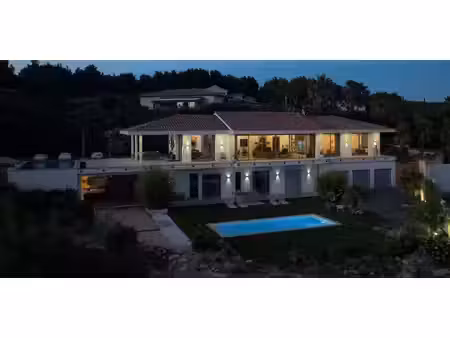 propriété avec piscine et jardin la ciotat (13)