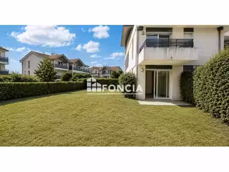 studio en rez-de-jardin avec grand extérieur et garage