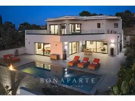 saint-aygulf exclusivite : villa contemporaine neuve – position dominante – vue sur la for