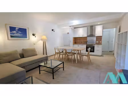 sanary sur mer - t2- faux t3 en meublé avec loggia et accès
