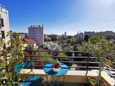 grand studio avec balcon à 2 mn du rer b.
