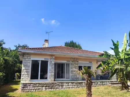 maison de plain-pied dans cité médiévale, avec trois chambres et jardin