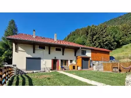 une maison de caractère magnifiquement rénovée avec studio indépendant et vue sur les mont